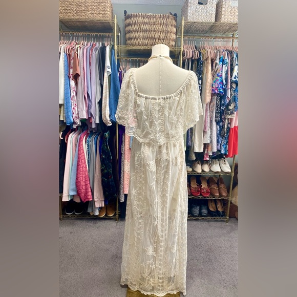 Everyday Chic Boutique FLORAL LACE MAXI, CREAM DRESS. Size Small. - Picture 4 of 14